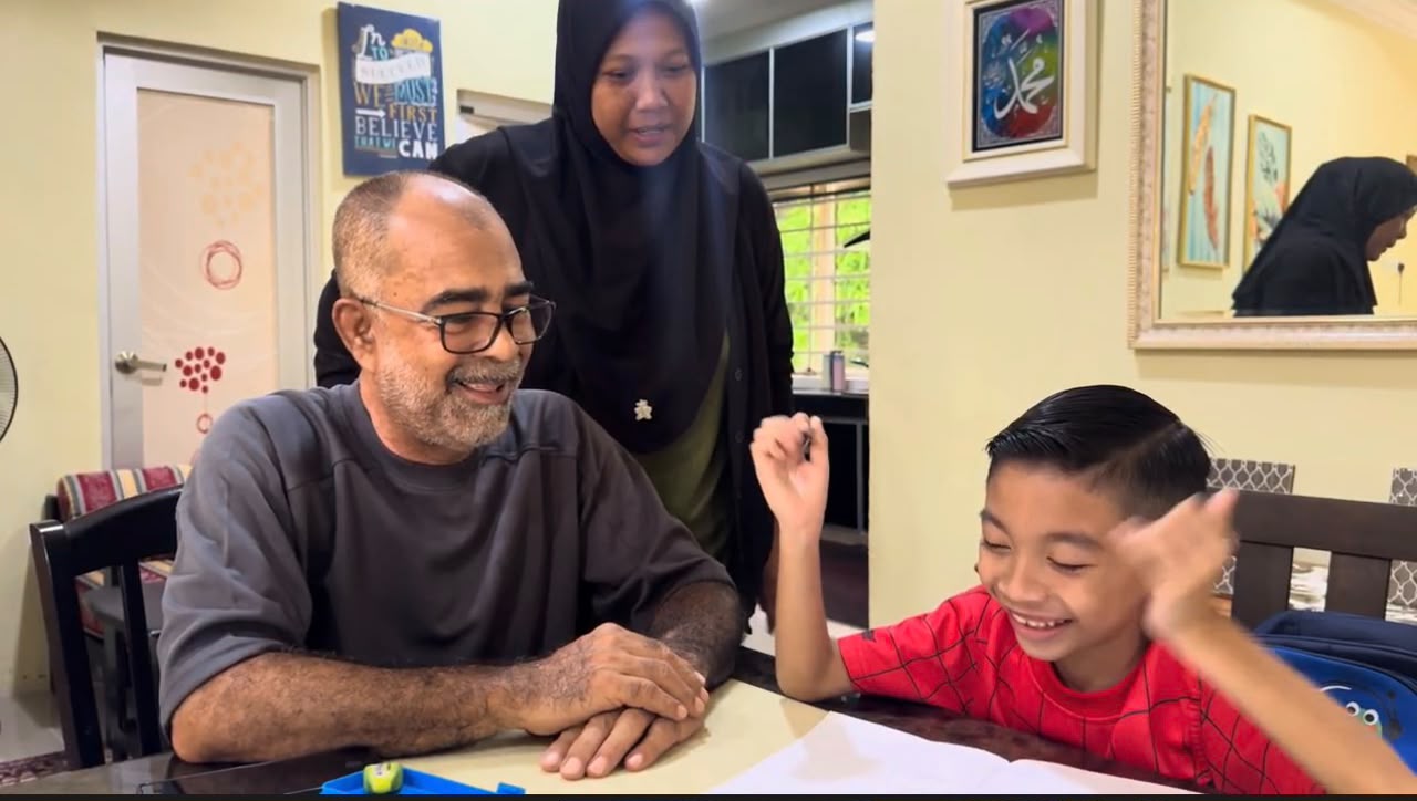 Lelaki warga emas menemani seorang anak lelaki belajar