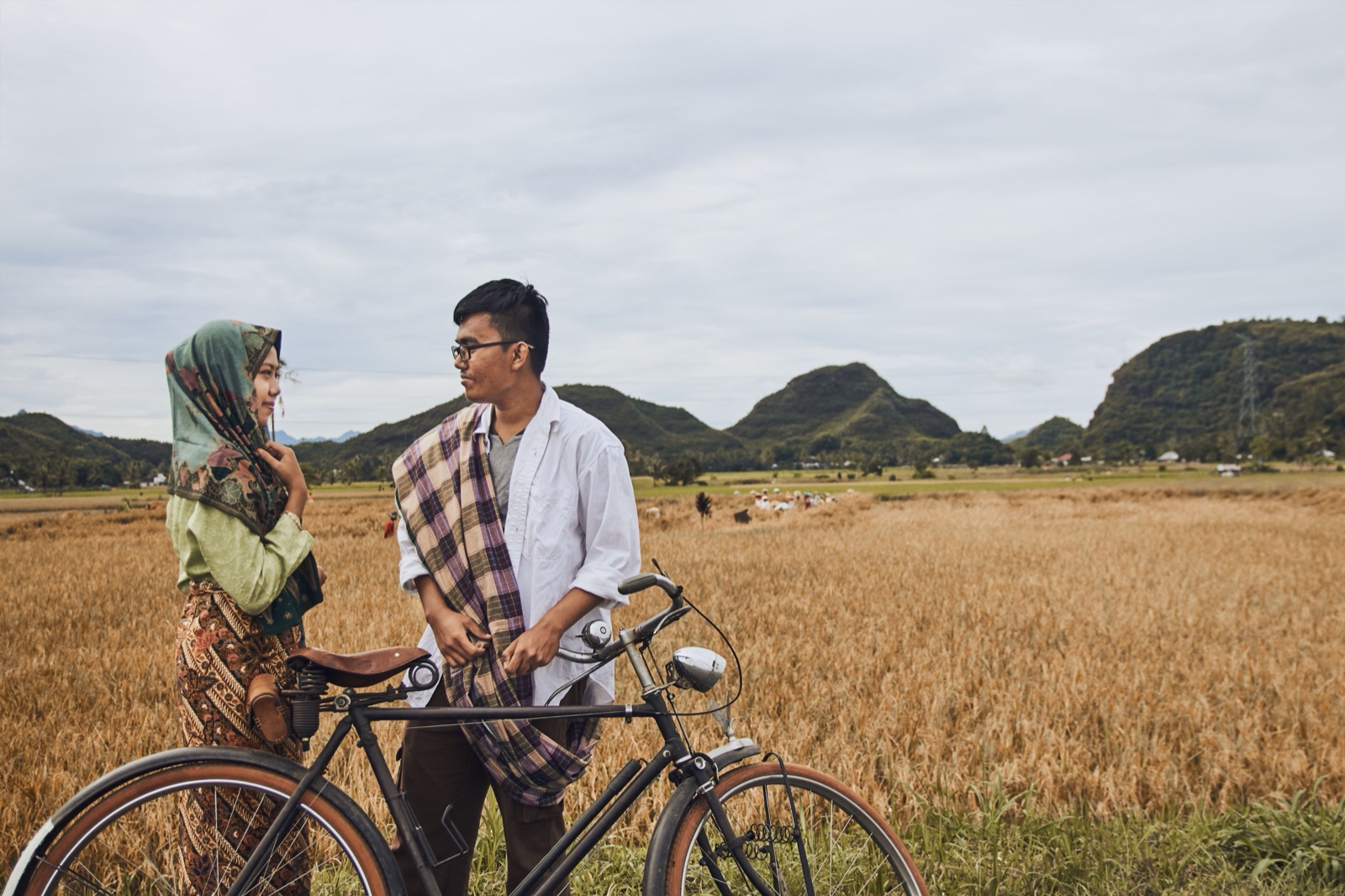 Pasangan di tepi sawah