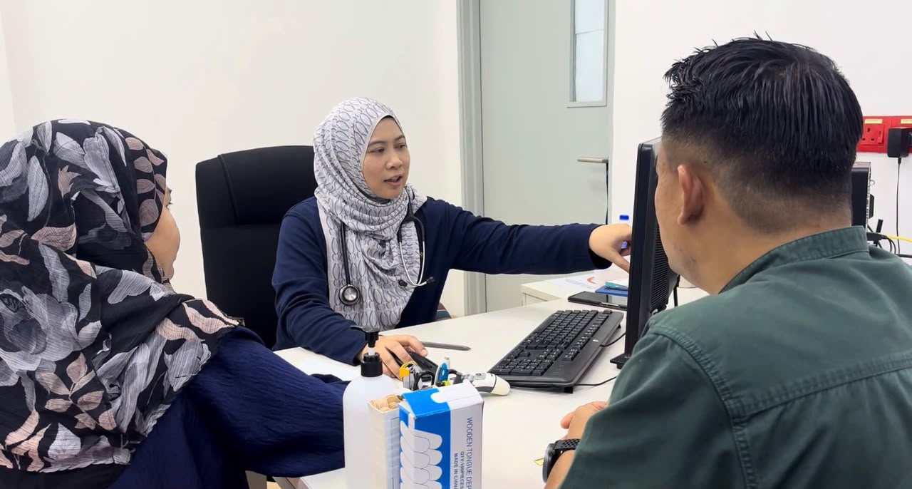 Seorang lelaki mendapatkan pemeriksaan kesihatan di klinik