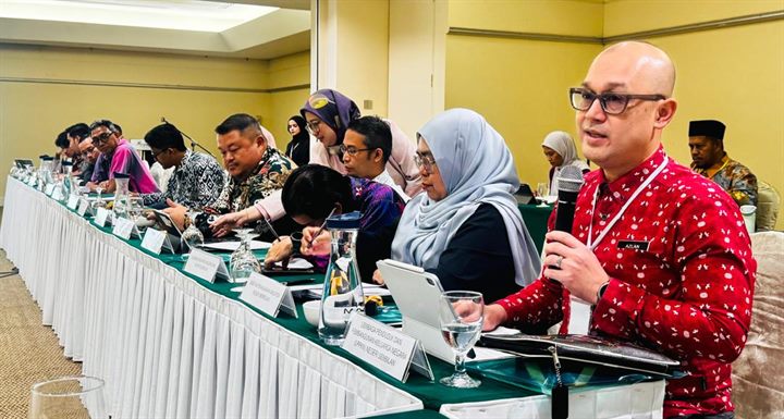 Peserta membentangkan pandangan dalam sesi perbincangan