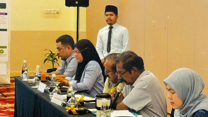 Peserta mendengar pandangan rakan sesi