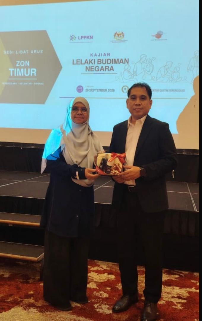 Penyampaian cenderahati di hadapan skrin Sesi Libat Urus Zon Timur